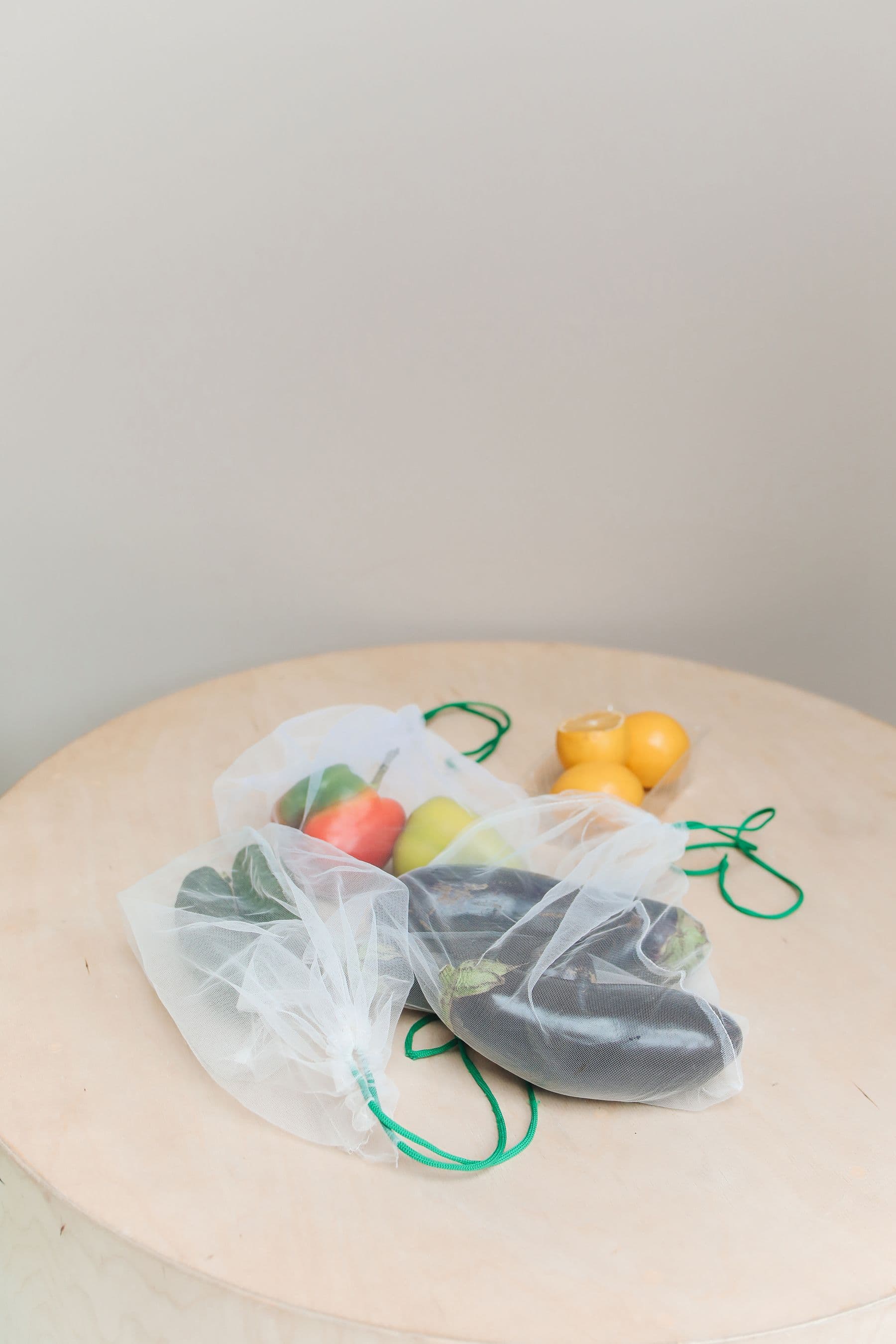 Eine Papiertüte mit frischem Gemüse steht auf einer hellen Fläche (Symbolbild)